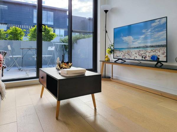 En la foto se muestra el objeto Your Quiet Penthouse with High Ceiling Split Level ubicado en la ciudad de Epping.