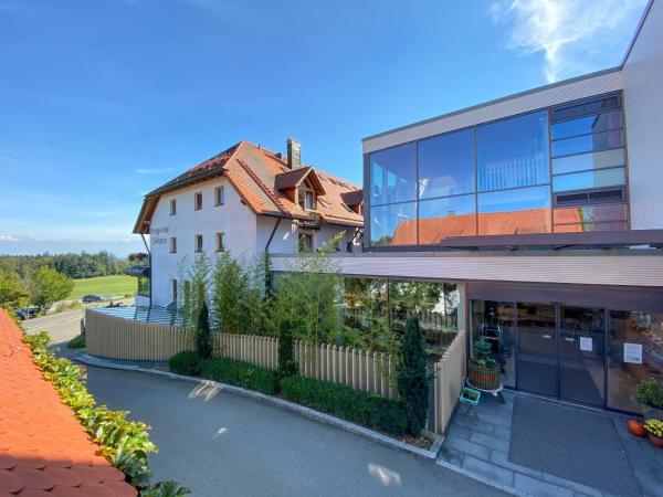 På billedet ses objektet Höchsten Natur Erlebnis Hotel beliggende i byen Illmensee.