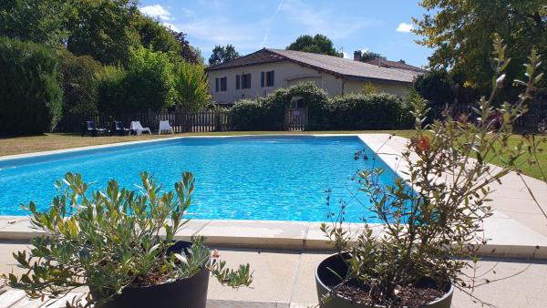 A la foto es mostra l'objecte Domaine Bardon - Deux Gîtes avec piscine pouvant accueillir jusqu'à 15 personnes à la campagne, Charente-Maritime situat a la ciutat de Vibrac.