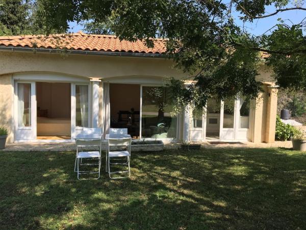 A la foto es mostra l'objecte La Grangeneuve la petite maison situat a la ciutat de Chambéon.