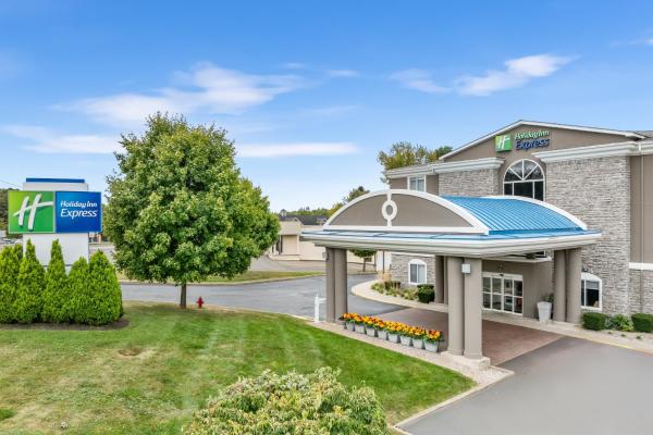 写真にはロッキー・ヒル市にあるHoliday Inn Express Hartford-Newington by IHGが写っています。