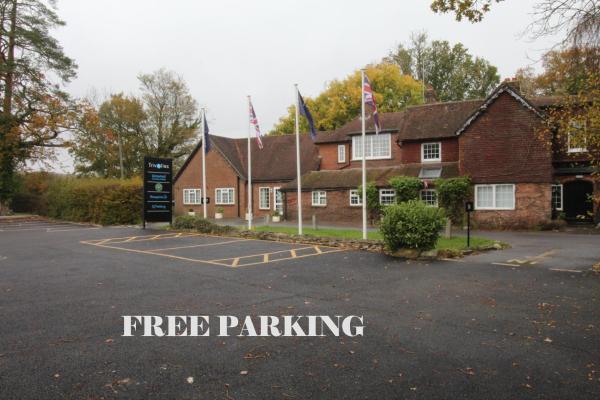 Na fotografii je vidět objekt Trivelles Waterhall Country Gatwick Hotel & airport parking nacházející se ve městě Rusper.