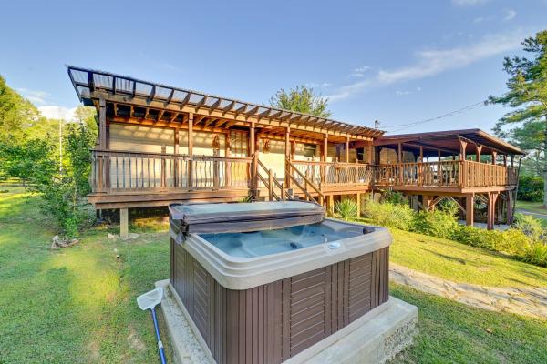 A la foto es mostra l'objecte Red River Gorge Cabin Hike and Relax! situat a la ciutat de Rogers.