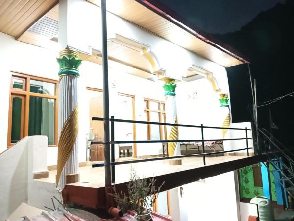A la foto es mostra l'objecte BRS Homestay situat a la ciutat de Maneri.