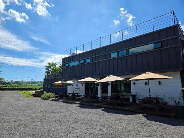 På bildet vises objektet Jeju Banada som ligger i byen Nabŭm-ni.