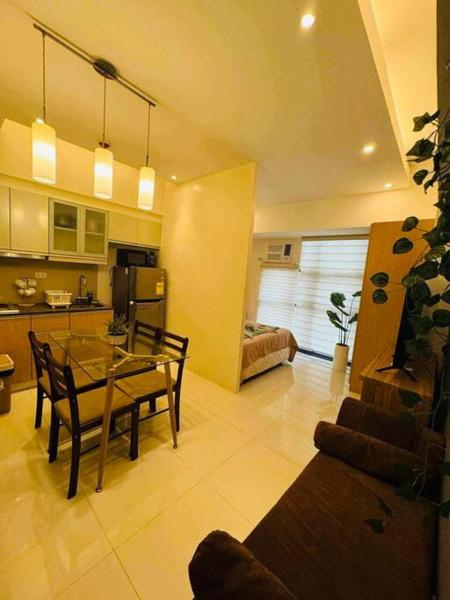 Staycation in Mckinley walking distance to Venice Mall, Manille