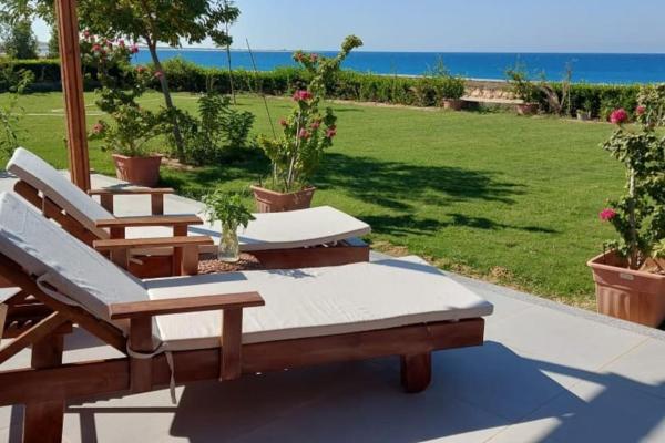 Na zdjęciu widoczny jest obiekt Luxurious beachfront chalet with spacious garden położony w mieście Makman.