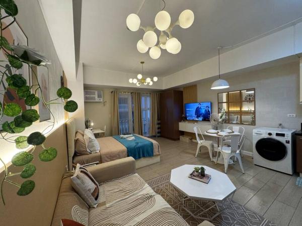 Staycation in venice residences Mckinley with balcony, Manille