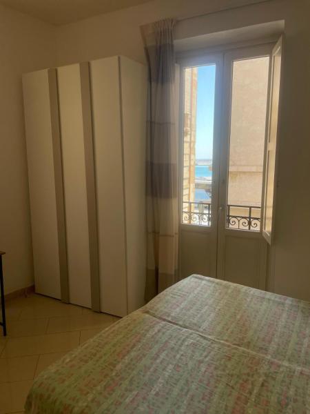 A la foto es mostra l'objecte 102 Garibaldi tra Mare e Mare situat a la ciutat de Trapani.