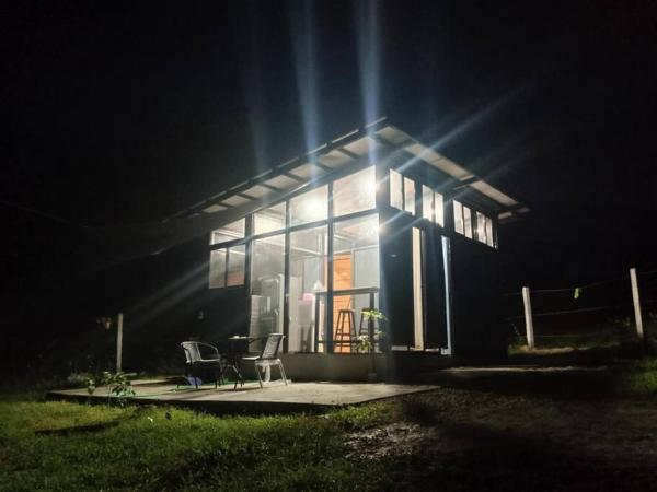 A la foto es mostra l'objecte The Guilloud Residence situat a la ciutat de Calatagan.