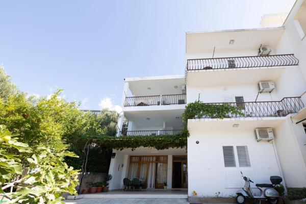 På bildet vises objektet Apartmani Marta som ligger i byen Tučepi.