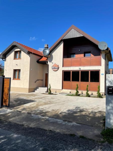 Na zdjęciu widoczny jest obiekt Vila&Apartments Helena położony w mieście Babljak.
