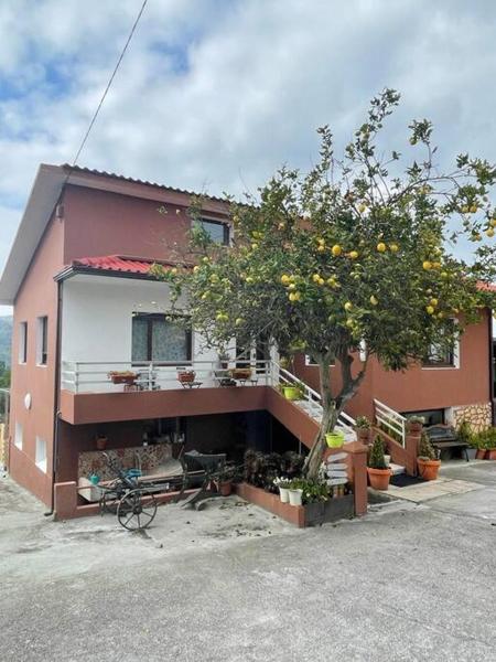 A la foto es mostra l'objecte Apartamentos Rovi situat a la ciutat de Neaño.