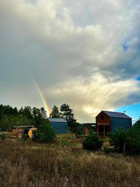 写真にはPłęsno市にあるSworna łąka z zewnętrznym SPA- sauna, jacuzzi, baliaが写っています。