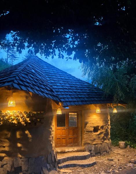 A la foto es mostra l'objecte Janki's Commune - An Earthen Stay Amidst Old Manali situat a la ciutat de Manāli.