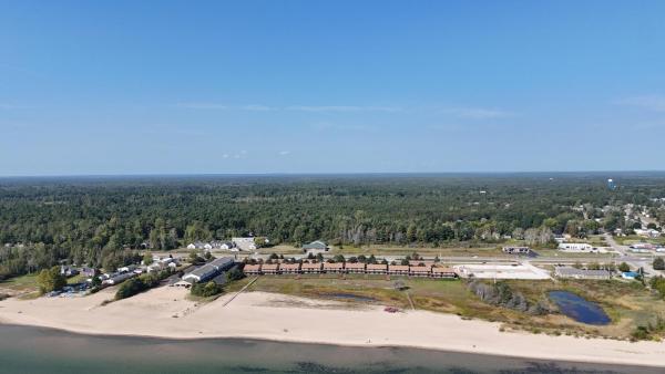A la foto es mostra l'objecte New! Carpe Diem 365 - Very Cute Lakefront Condo! situat a la ciutat de Au Sable.