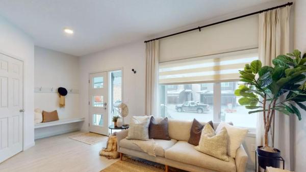 A la foto es mostra l'objecte Exquisite 3bedroom home, 16m to WEM & 25m to YEG situat a la ciutat de Edmonton.