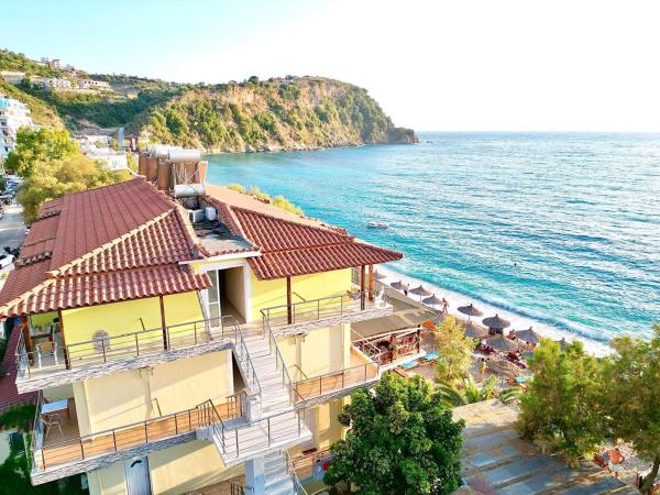 A la foto es mostra l'objecte Potam'Sea Bliss 7 - Beach Front, Sun Beds & Parking situat a la ciutat de Himare.
