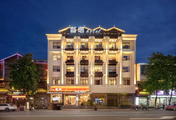 Kuva 1: Skyridge Hotel-Mtn View Rooms & Rooftop Bar-Free cup of coffee-English Butler