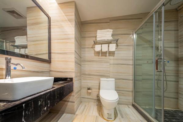 Kuva 7: Skyridge Hotel-Mtn View Rooms & Rooftop Bar-Free cup of coffee-English Butler