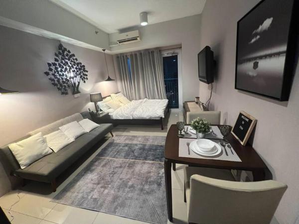 Cozy Makati Condo Getaway with balcony, Manille