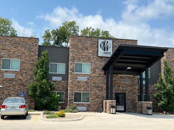 Na fotografii je vidět objekt The Grove Inn And Suites nacházející se ve městě Williams.