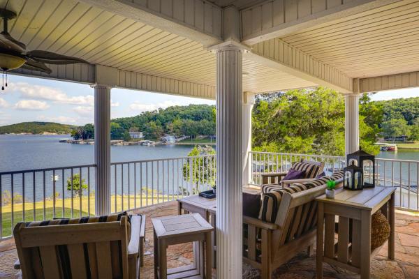 写真にはRoach市にあるLake of the Ozarks Haven with Decks, Dock and Kayaks!が写っています。