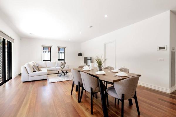 Na zdjęciu widoczny jest obiekt Family Oasis Walking distance to Chadstone SC położony w mieście Murrumbeena.