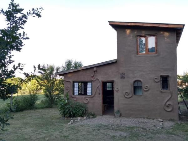 The photo shows the Cabaña El Colibri en Villa Amancay located in the city of San Roque.