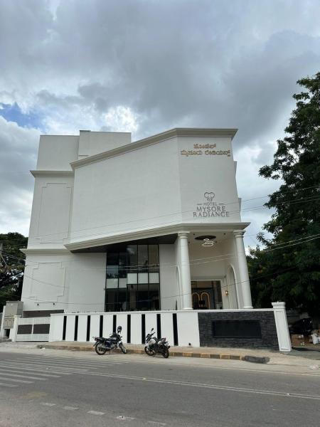 På billedet ses objektet Hotel Mysore Radiance beliggende i byen Mysore.