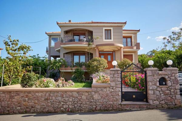 A la foto es mostra l'objecte Luxury 3 Bedroom Apartment with Garden situat a la ciutat de Quios.
