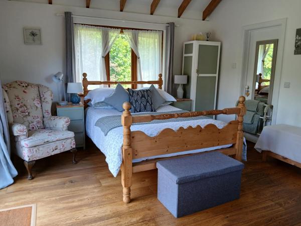 Στη φωτογραφία φαίνεται το αντικείμενο Three Oaks Nursery που βρίσκεται στην πόλη Sidlesham.