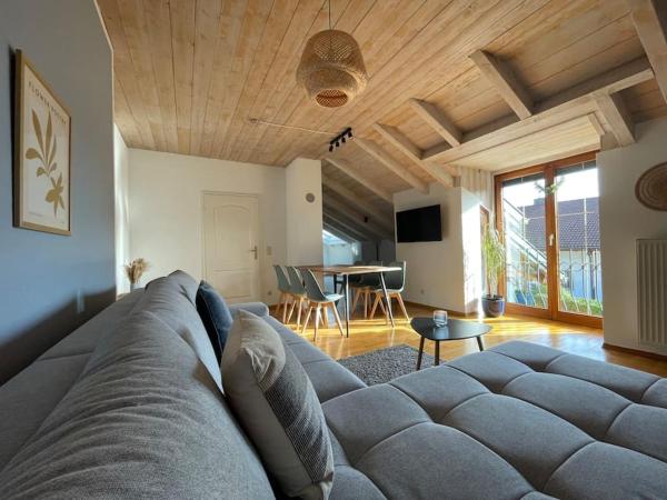 På billedet ses objektet Eigene Wohnung mit Bergblick beliggende i byen Surheim.
