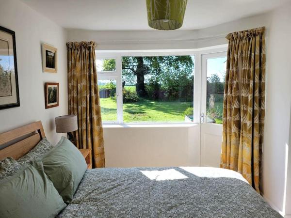 A la foto es mostra l'objecte The Garden Rooms situat a la ciutat de Broughton.