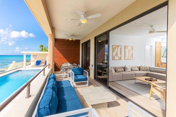 Na foto é possível ver o objeto SeaDreams 1 - Luxury Condo with Shared Pool, Hot Tub, Rooftop Lounge localizado na cidade de West Bay.