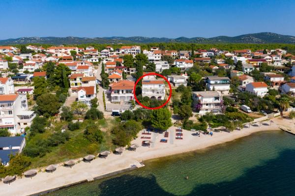 Na fotografii je vidět objekt Apartment Pirovac 6447c nacházející se ve městě Pirovac.