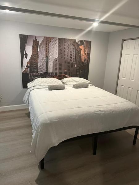 The photo shows the Cozy Apartments Woodside near Manhattan located in the city of Woodside.
