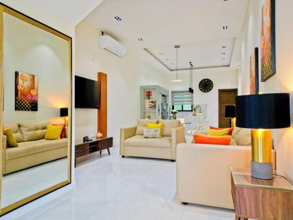 写真にはContent市にあるVilla Topenga Ocean View Luxury 2 Bedroomが写っています。