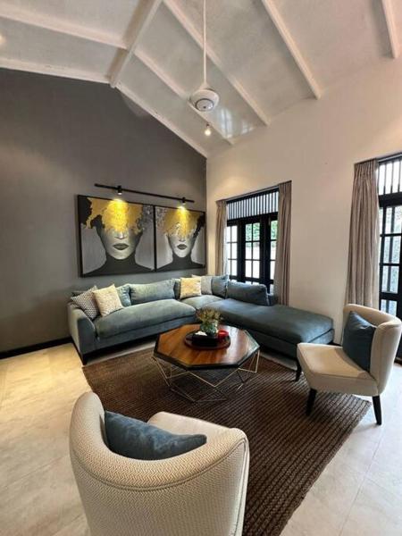 A la foto es mostra l'objecte Spacious 3-Bedroom House in Colombo situat a la ciutat de Arangala.
