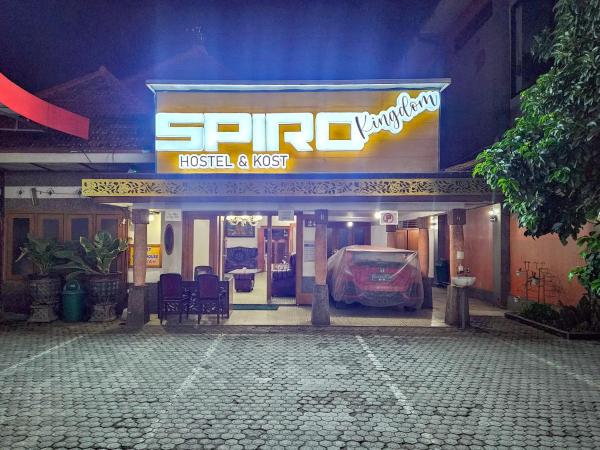 写真にはDurenan市にあるRedDoorz Syariah Near Alun-Alun Tulungagungが写っています。