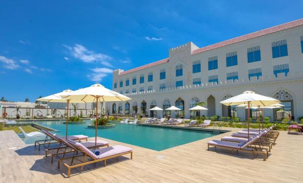写真にはTomondo市にあるGolden Tulip Zanzibar Airport Hotel & Spaが写っています。