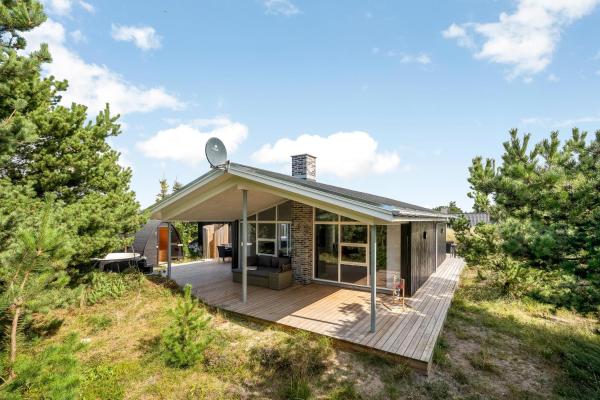 Na fotografii je vidět objekt Fantastic Holiday Home In Søndervig With Outdoor Sauna, Outdoor Shower, And Wilderness Bath nacházející se ve městě Ringkobing.