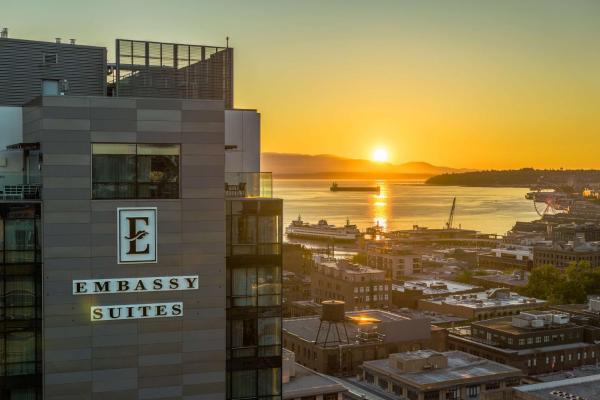 Na zdjęciu widoczny jest obiekt Embassy Suites By Hilton Seattle Downtown Pioneer Square położony w mieście Seattle.