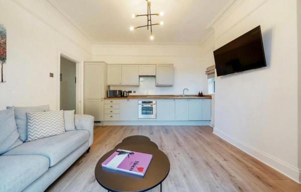 A la foto es mostra l'objecte Freshly decorated 1bedroom apartment 10 mins from Cotswolds Child Friendly Great location with plenty of nearby free parking freestanding bath and outdoor private terrace area situat a la ciutat de Offenham.