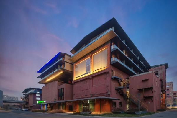 Auf dem Foto ist das Objekt Holiday Inn Express Beijing Shijingshan Parkview by IHG in der Stadt Shijingshan zu sehen.