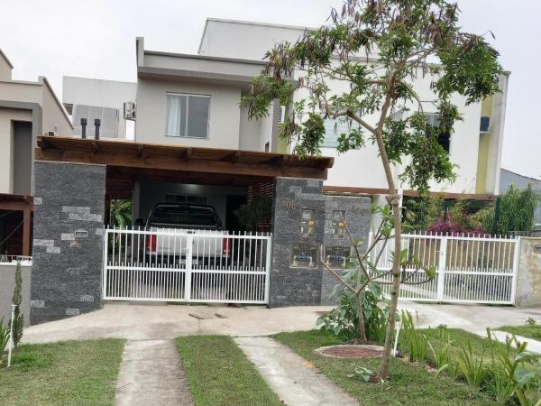 På billedet ses objektet Casa de praia beliggende i byen Florianópolis.