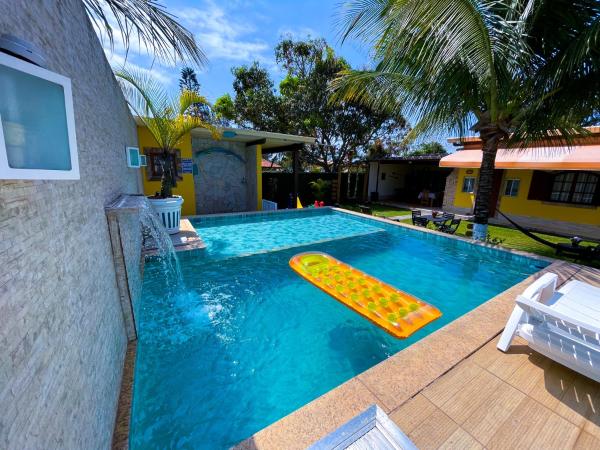 Na foto é possível ver o objeto Recantos Pinheiros - Casa inteira, até 15 hóspedes - Piscina privativa, sinuca, ar condicionado e TVs nos 4 quartos - Condomínio Orla 500, lado praia - Unamar, Cabo Frio-RJ localizado na cidade de Tamoios.