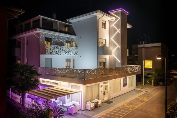 På billedet ses objektet Hotel Tre Rose beliggende i byen Caorle.