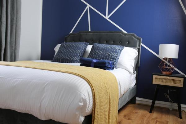 A la foto es mostra l'objecte Farm View - 3BR Stay Near Billing Aquadrome - Sleeps 8 in 4 beds or 4 Contractors and Tradesmen separately - Free Parking, Long-stay and Short-stay Accommodation Modern Amenities Shops & Cafés Leisure and Business Long-Stays Welcome situat a la ciutat de Overstone.