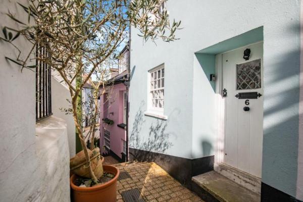 På billedet ses objektet Winkle House beliggende i byen Brixham.